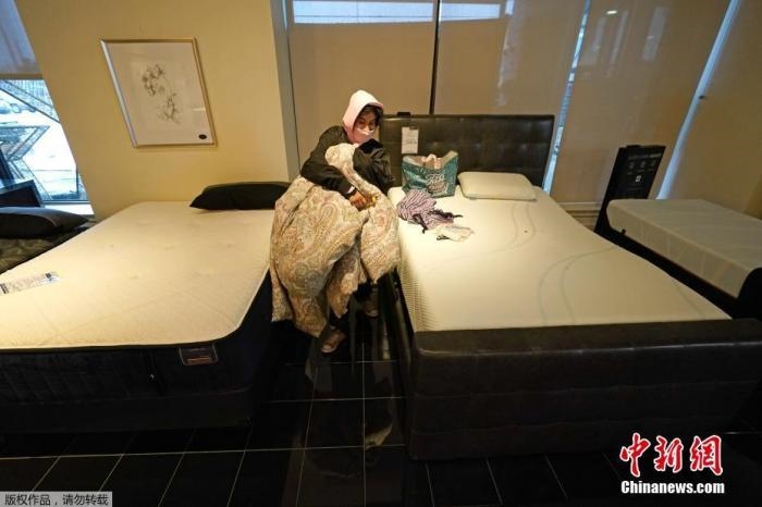 當(dāng)?shù)貢r(shí)間2月17日，美國(guó)得州的一家畫廊兼家具店內(nèi)，大批民眾來此避寒取暖，其中不乏一些人帶著被子來過夜。美國(guó)近日遭遇極寒天氣侵襲，多地氣溫創(chuàng)近年新低，其中得州災(zāi)情最嚴(yán)重，暴風(fēng)雪導(dǎo)致電網(wǎng)在酷寒中癱瘓，約400萬居民家中長(zhǎng)時(shí)間停電。美國(guó)國(guó)家氣象局表示，得州休斯敦等地的氣溫甚至比靠近北極圈的阿拉斯加還要低。