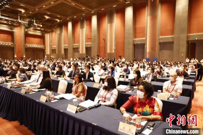 500余名專家學(xué)者、嘉賓代表以線上線下方式參加開幕式?！∈⒓样i 攝
