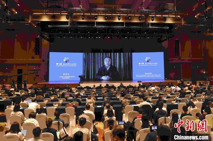 中國工程院院士、“人民英雄”國家榮譽稱號獲得者張伯禮通過視頻發(fā)表主旨演講?！∈⒓样i 攝