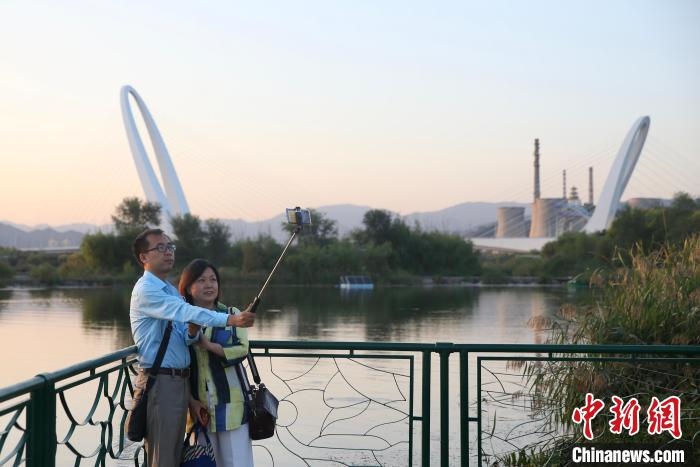 10月1日，北京冬奧公園內(nèi)的游客?！?lt;a target='_blank' href='http://www.chinanews.com/'>中新社</a> 易海菲 攝