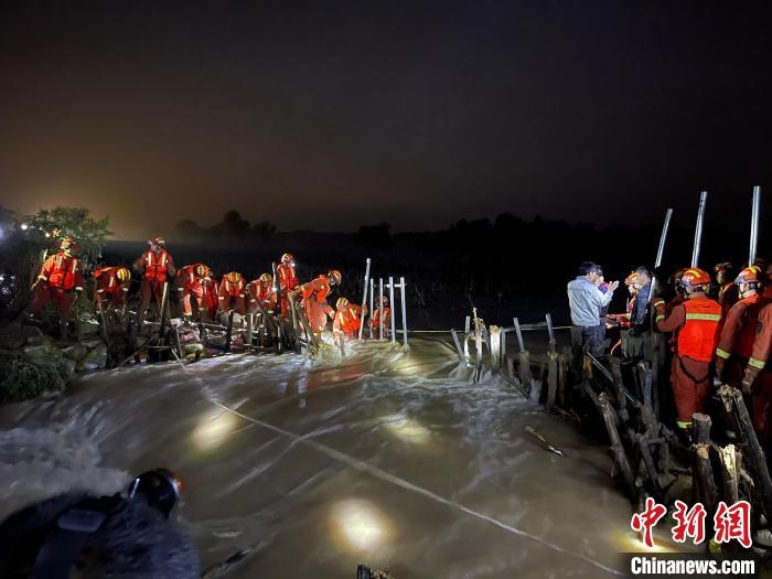 消防員分成左右兩路，同時(shí)發(fā)起決口封堵總攻?！￠Z旭輝 攝
