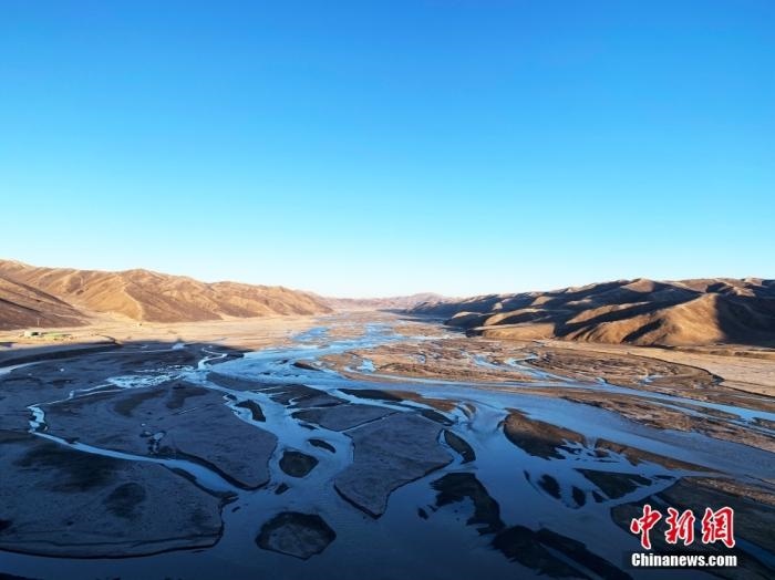 果洛州達(dá)日縣境內(nèi)的黃河。青海省果洛州地處三江源腹地，黃河在果洛境內(nèi)蜿蜒760公里，是“中華水塔”的重要組成部分和國家重要的生態(tài)安全屏障。<a target='_blank' href='http://www.chinanews.com/'>中新社</a>記者 孫睿 攝