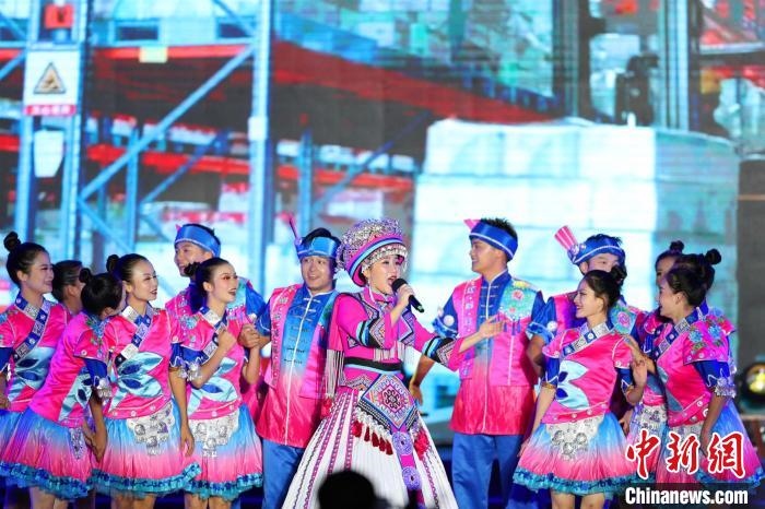 專場(chǎng)晚會(huì)上的民族歌舞表演?！涕L(zhǎng)嬌 攝