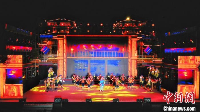 2021昭君文化旅游活動(dòng)專場(chǎng)晚會(huì)現(xiàn)場(chǎng)?！≈苄橇?攝