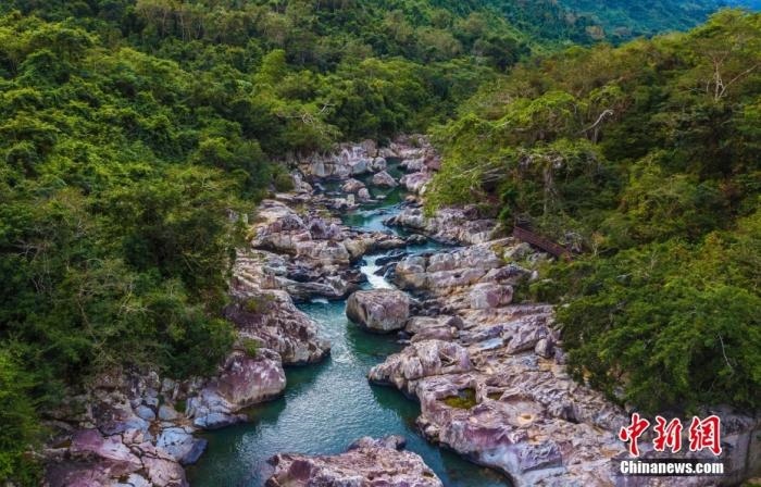 航拍海南呀諾達(dá)熱帶雨林景區(qū)，鳥瞰秀美山水、廣袤雨林。<a target='_blank' href='http://www.chinanews.com/'>中新社</a>記者 駱云飛 攝