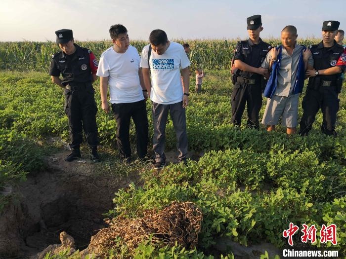 資料圖：犯罪嫌疑人辨認(rèn)作案現(xiàn)場(chǎng)?！〖蜗榭h公安局供圖