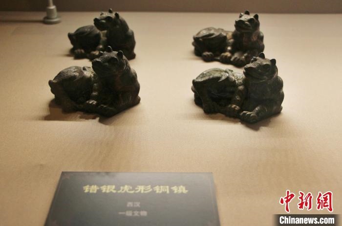 一級(jí)文物錯(cuò)銀虎形銅鎮(zhèn)。　趙曉 攝