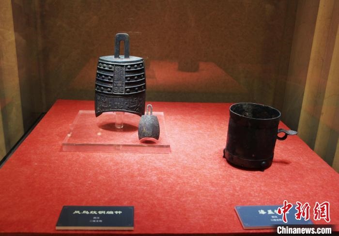 二級(jí)文物西漢鳳鳥紋銅編鐘、漆蓋銅卮?！≮w曉 攝