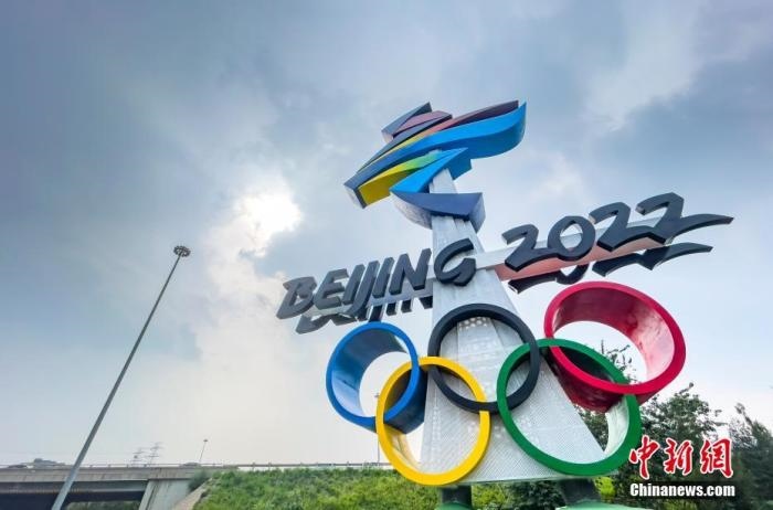 北京市西五環(huán)晉元橋東北角匝道處矗立著北京2022年冬奧會會徽雕塑。 <a target='_blank' href='http://www.chinanews.com/'>中新社</a>記者 侯宇 攝