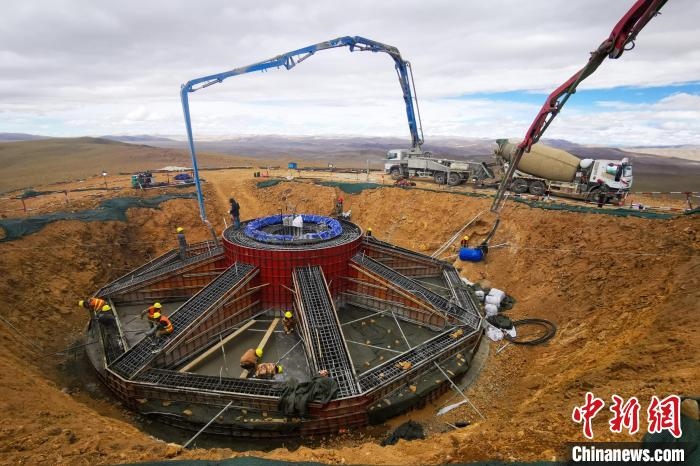資料圖為該風電場建設(shè)現(xiàn)場?！≈袊娊瘓F成都勘測設(shè)計研究院有限公司 供圖