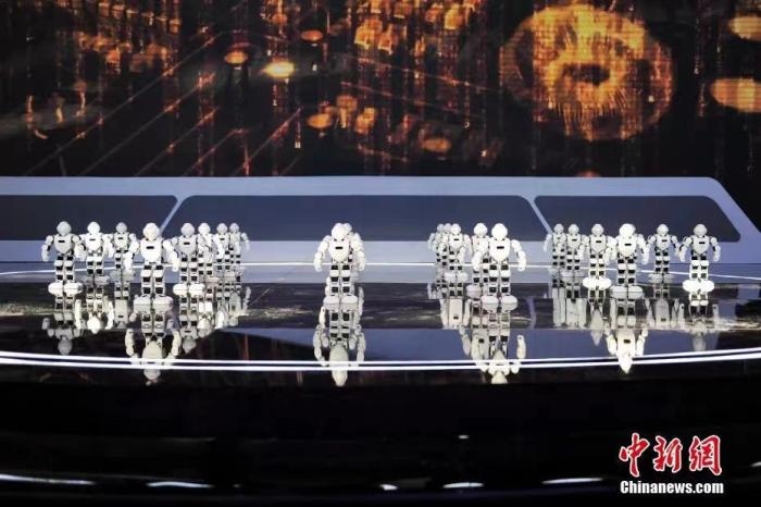 資料圖：2020年11月1日，科幻 科技創(chuàng)新主題論壇在北京舉行。圖為優(yōu)必選機器人科幻秀。<a target='_blank' href='/'>中新社</a>記者 田雨昊 攝