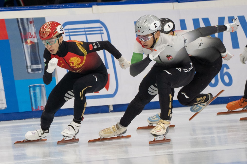 11月20日，中國選手武大靖(左)和匈牙利選手劉少林在比賽中。劉少林奪得冠軍，武大靖獲得第四名。新華社發(fā)(弗爾季·奧蒂洛 攝)