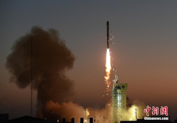 11月23日7時45分，中國在酒泉衛(wèi)星發(fā)射中心用長征四號丙運(yùn)載火箭，成功將高分三號02星發(fā)射升空。<a target='_blank' href='/'>中新社</a>發(fā) 汪江波 攝 　