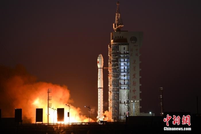 11月23日7時45分，中國在酒泉衛(wèi)星發(fā)射中心用長征四號丙運(yùn)載火箭，成功將高分三號02星發(fā)射升空。 <a target='_blank' href='/'>中新社</a>發(fā) 汪江波 攝 　