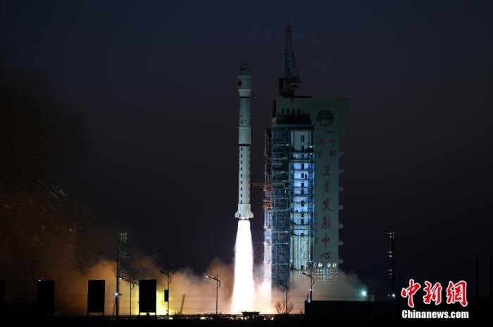 11月23日7時45分，中國在酒泉衛(wèi)星發(fā)射中心用長征四號丙運(yùn)載火箭，成功將高分三號02星發(fā)射升空。 <a target='_blank' href='/'>中新社</a>發(fā) 汪江波 攝