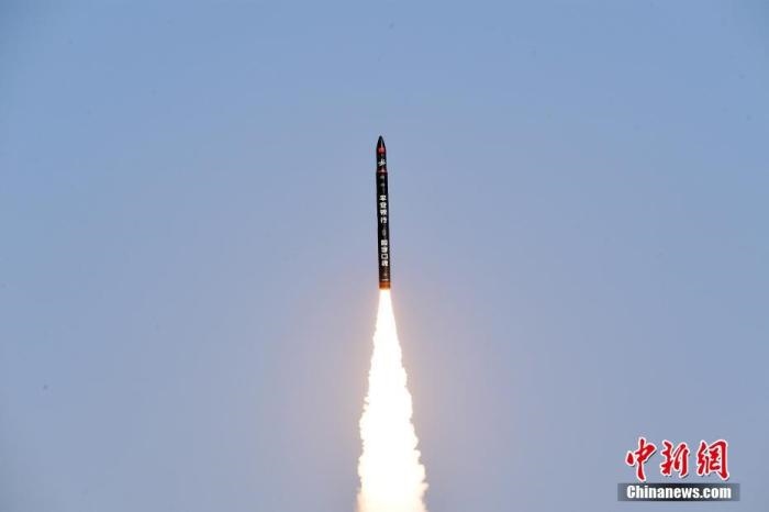 北京時間2021年12月7日12時12分，谷神星一號遙二運(yùn)載火箭在中國酒泉衛(wèi)星發(fā)射中心成功發(fā)射升空，將搭載的天津大學(xué)一號、麗澤一號、寶醞號、金紫荊五號、金紫荊一號03星等5顆小衛(wèi)星順利送入預(yù)定軌道，發(fā)射任務(wù)獲得圓滿成功。汪江波 攝