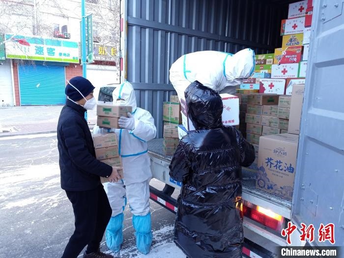 圖為滿洲里物資保障巡回補給車隊配貨現(xiàn)場?！∏靥饌?攝