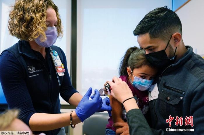 資料圖：當(dāng)?shù)貢r間11月3日，美國華盛頓，國立兒童醫(yī)院為孩子接種疫苗。美國新冠疫苗接種進入了一個新階段，數(shù)百萬名小學(xué)生現(xiàn)在可以接種疫苗。