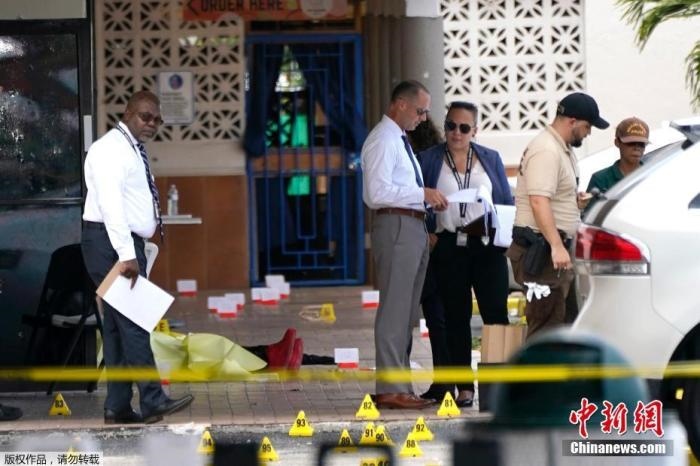 當(dāng)?shù)貢r(shí)間5月30日凌晨，位于美國(guó)佛羅里達(dá)州東南部的邁阿密戴德縣發(fā)生大規(guī)模槍擊事件，造成2人死亡、20多人受傷。圖為槍擊案現(xiàn)場(chǎng)。