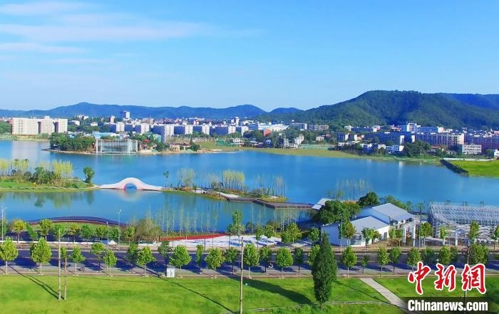后湖藝術(shù)園?！√菩∏?攝
