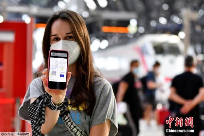 當(dāng)?shù)貢r間2021年9月1日，意大利米蘭，乘客在火車站出示的健康證明。