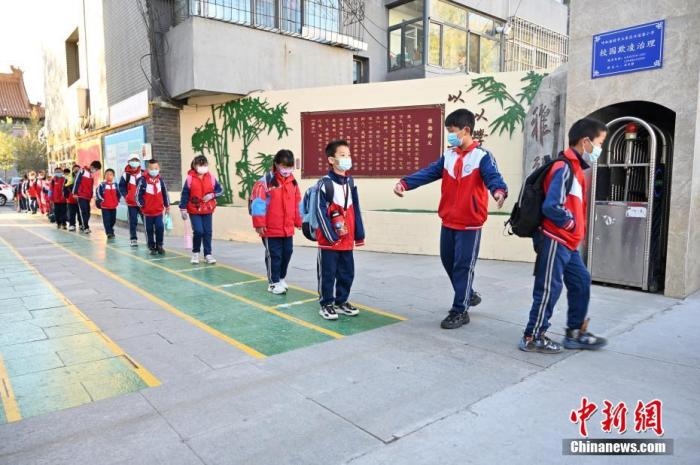 10月，呼和浩特市一所小學內(nèi)，學生間隔入校。 <a target='_blank' href='/'>中新社</a>記者 劉文華 攝