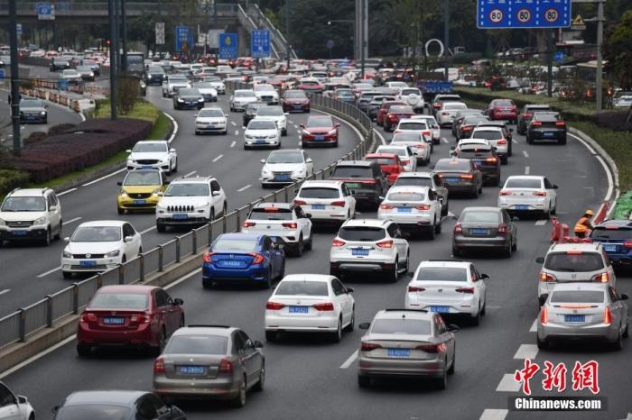 成都市劍南大道的早高峰，車輛排隊入城。張浪 攝
