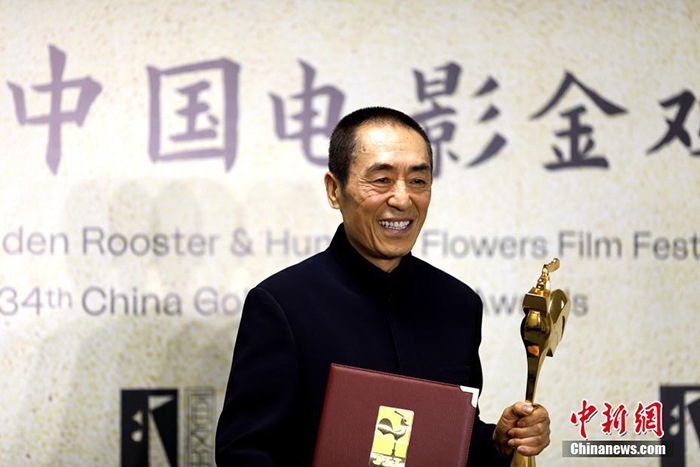 12月30日晚，第34屆中國電影金雞獎頒獎典禮在福建省廈門市舉行。張藝謀以執(zhí)導《懸崖之上》榮膺最佳導演獎。 <a target='_blank' href='/'>中新社</a>記者 呂明 攝