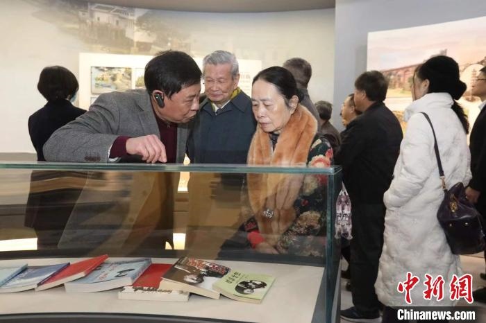 船政后裔在參觀新館?！￡悤造o 攝