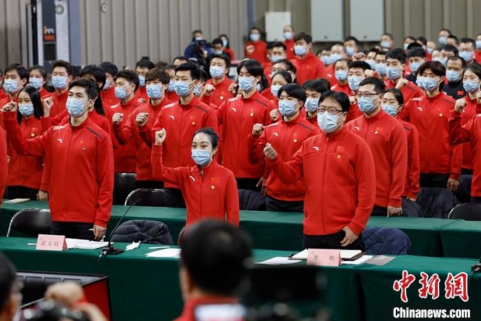 1月5日晚，全力沖刺北京冬奧學(xué)習(xí)座談會(huì)在北京舉行，座談會(huì)后，中國冰雪國家集訓(xùn)隊(duì)全體成員起立，齊聲高呼：“中國冰雪，加油！加油！加油！” <a target='_blank' href='/'>中新社</a>記者 富田 攝
