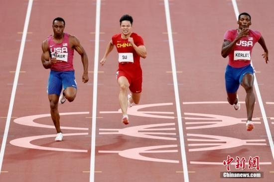資料圖：北京時間8月1日晚，在東京奧運會男子百米決賽中，中國選手蘇炳添以9.98秒的成績獲得第六名，作為首位闖進奧運男子百米決賽的中國人，他再次創(chuàng)造了歷史。圖為蘇炳添在比賽中。<a target='_blank' href='/'>中新社</a>記者 富田 攝