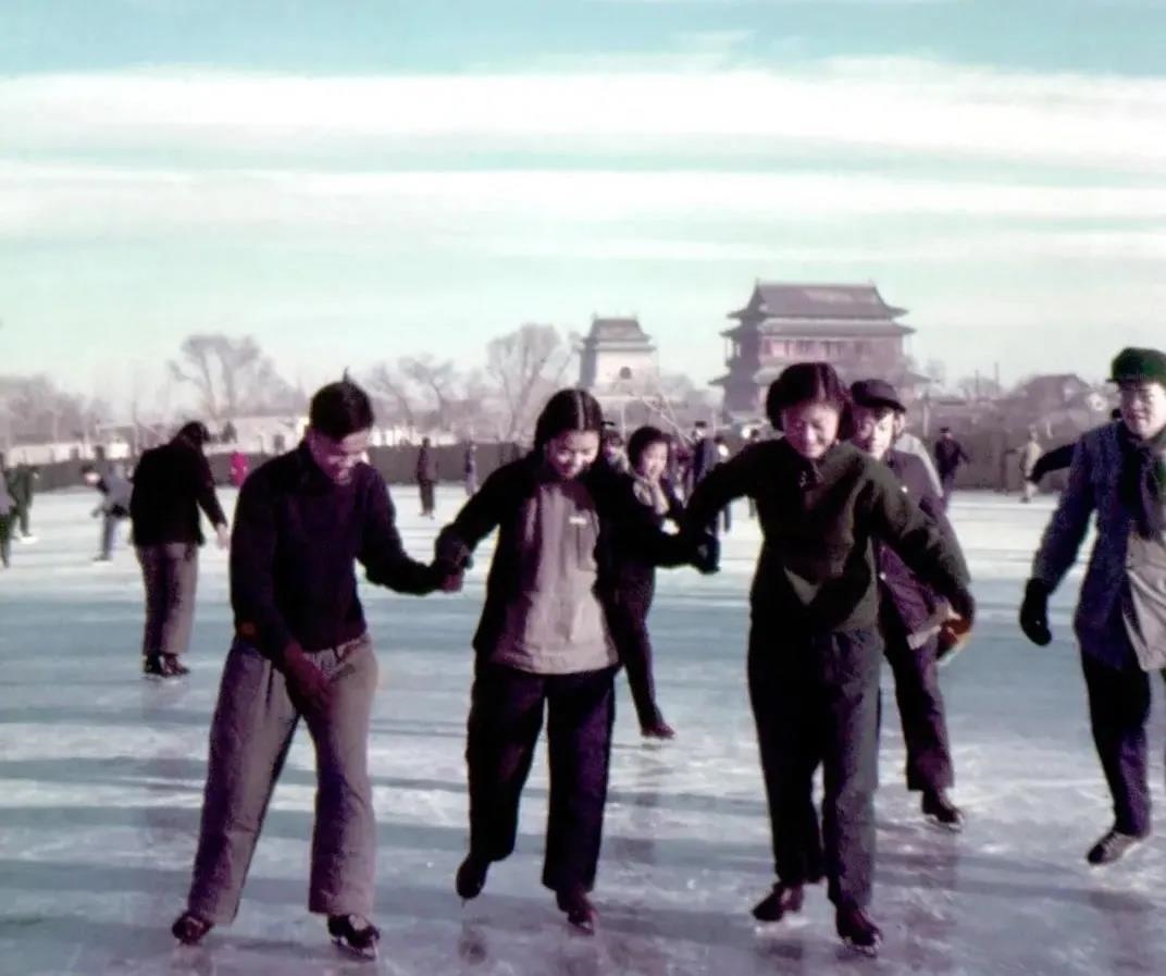 1955年，在什剎海學(xué)習(xí)溜冰的大學(xué)生。(圖源：人民畫(huà)報(bào))