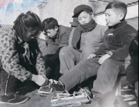 上世紀(jì)50年代，孩子們?cè)诖┠景灞?圖源：北京日?qǐng)?bào))