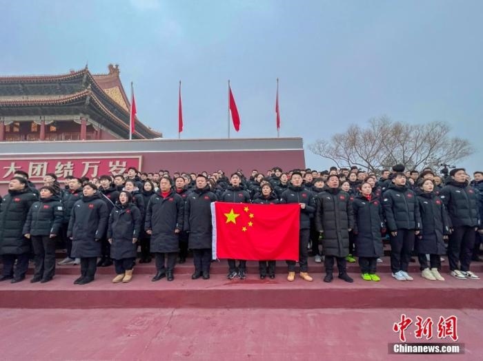 1月25日，北京冬奧會(huì)中國(guó)體育代表團(tuán)部分成員來(lái)到天安門(mén)廣場(chǎng)觀看升國(guó)旗儀式，并宣誓出征。圖為中國(guó)體育代表團(tuán)部分成員宣誓出征北京冬奧會(huì)。 <a target='_blank' href='/'>中新社</a>發(fā) 國(guó)家體育總局冬季運(yùn)動(dòng)管理中心 供圖