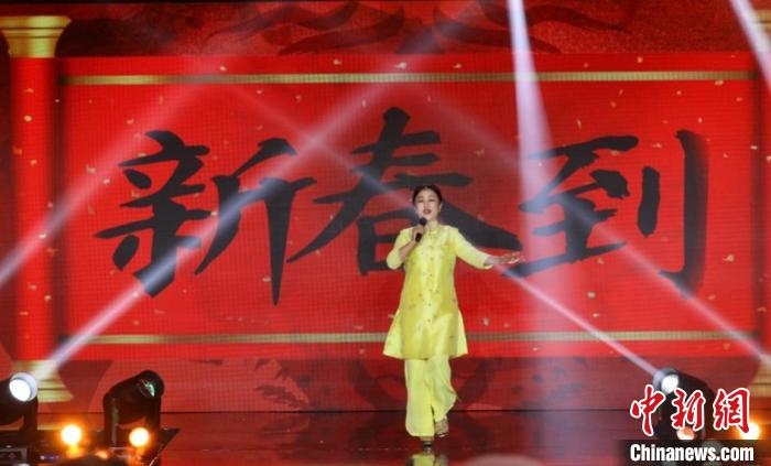 朱明瑛演唱《新春到》?！”本┟裾块T供圖