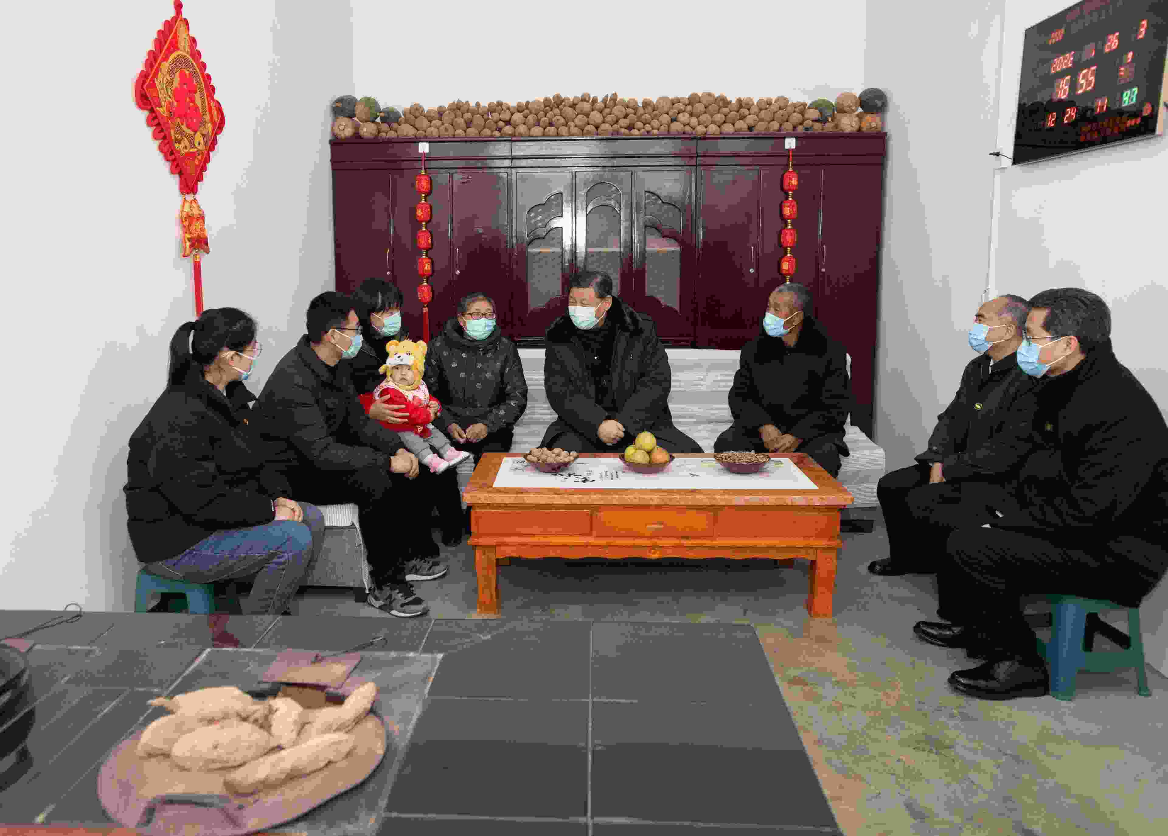 △2022年1月26日，中共中央總書記、國(guó)家主席、中央軍委主席習(xí)近平在臨汾市汾西縣僧念鎮(zhèn)段村同村民蔡文明一家親切交流。