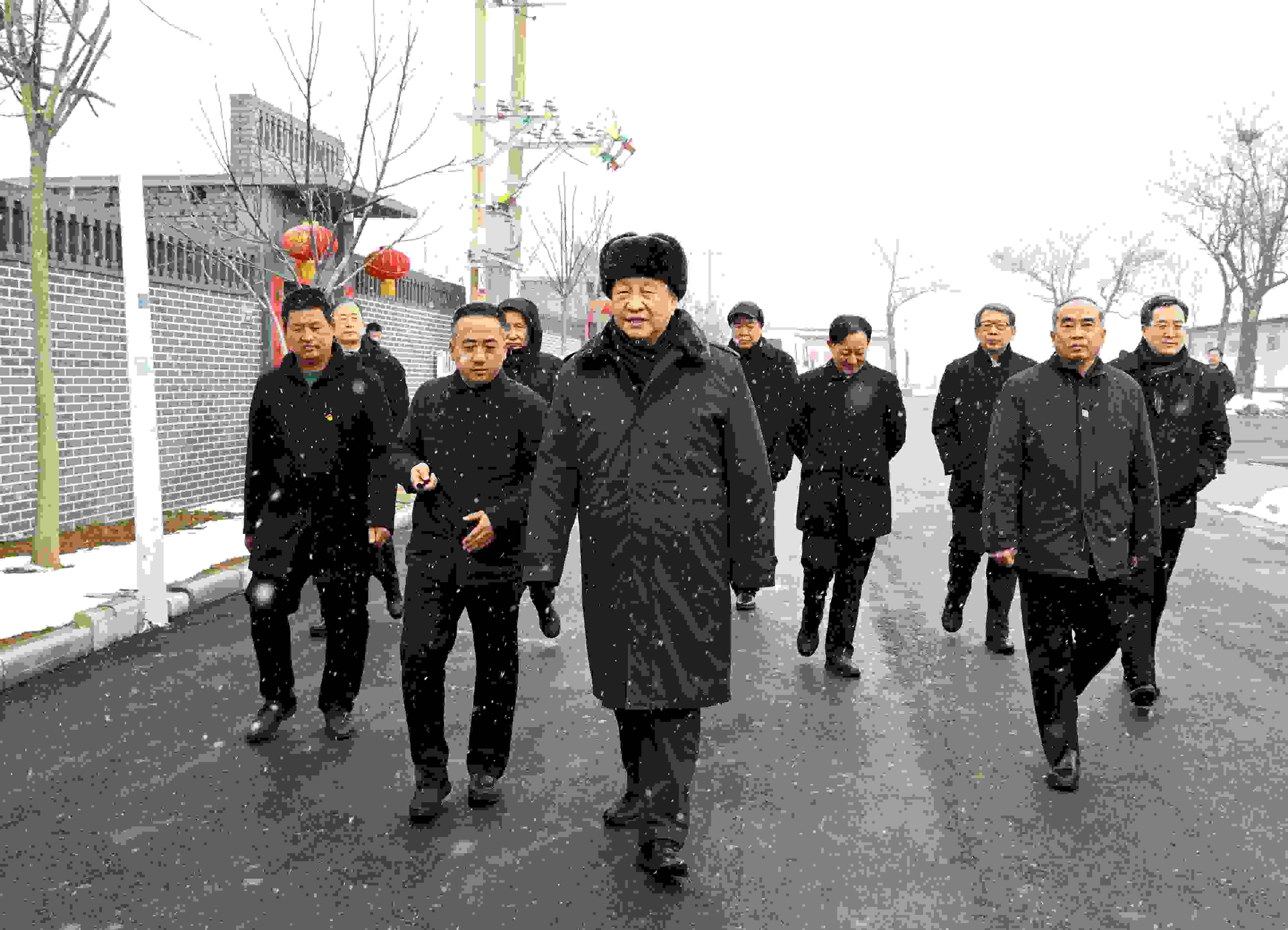 △2022年1月26日，中共中央總書記、國(guó)家主席、中央軍委主席習(xí)近平冒雪在臨汾市霍州市師莊鄉(xiāng)馮南垣村考察。