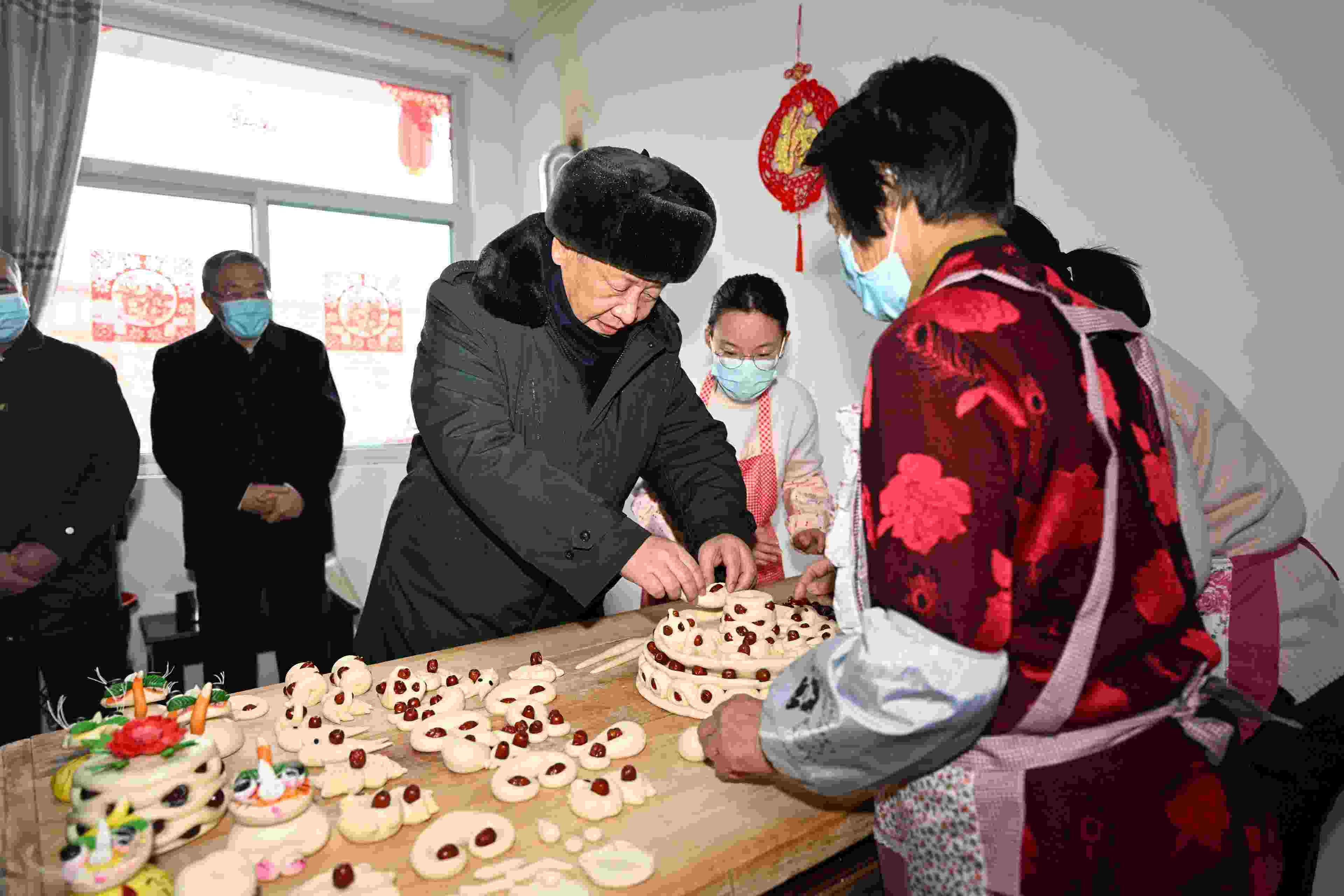 △2022年1月26日，中共中央總書記、國(guó)家主席、中央軍委主席習(xí)近平在臨汾市霍州市師莊鄉(xiāng)馮南垣村，同師紅兵一家做年饃。