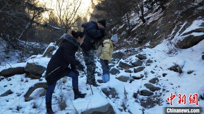 圖為工作人員發(fā)現(xiàn)疑似放歸雪豹的痕跡(資料圖)?！?nèi)蒙古賀蘭山國家級自然保護區(qū)供圖