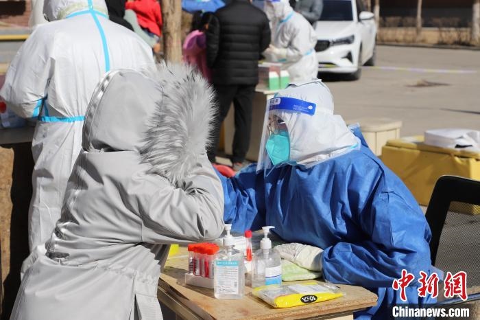 呼和浩特市民做核酸?！埩只?攝