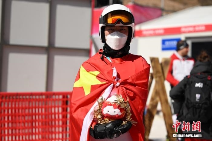 3月6日，中國選手梁景怡在賽后手捧吉祥物。當(dāng)日，北京2022年冬殘奧會殘奧高山滑雪男子超級大回轉(zhuǎn)-站姿決賽在國家高山滑雪中心舉行，中國選手梁景怡奪得冠軍。 <a target='_blank' href='/'>中新社</a>記者 劉冉陽 攝 　