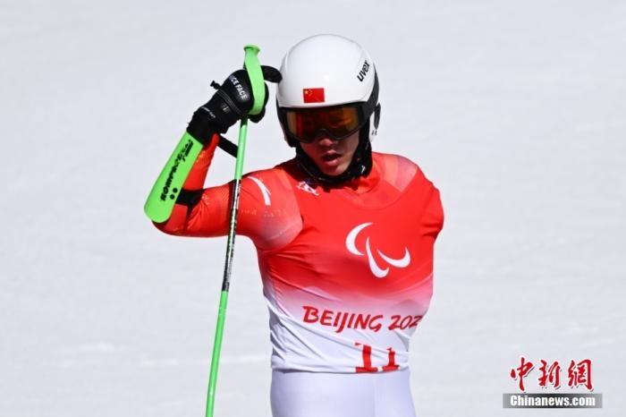 3月6日，中國選手梁景怡賽后慶祝勝利。當(dāng)日，北京2022年冬殘奧會殘奧高山滑雪男子超級大回轉(zhuǎn)-站姿決賽在國家高山滑雪中心舉行，中國選手梁景怡奪得冠軍。 <a target='_blank' href='/'>中新社</a>記者 劉冉陽 攝 　