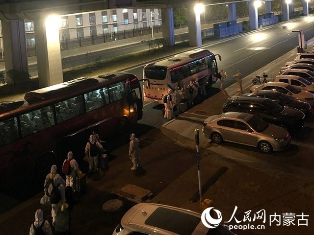 高校學(xué)生有序登車，前往隔離點(diǎn)。內(nèi)蒙古教育廳供圖