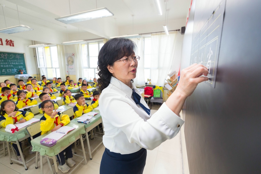民族路小學(xué)（迎賓校區(qū)），語文老師燕凌云正在帶領(lǐng)同學(xué)們書寫漢字.jpg