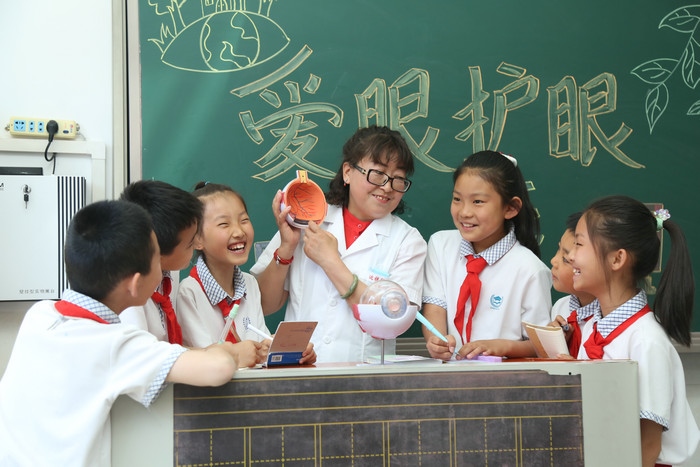 5.眼科醫(yī)生為學(xué)生現(xiàn)場講解.JPG
