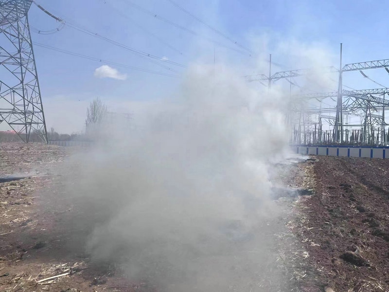 秸稈燃燒產(chǎn)生大量濃煙.jpg