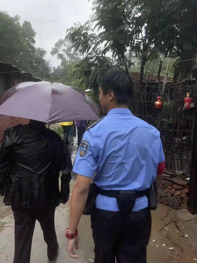 孫愉力誠在雨中護送旅客轉移至安全地帶_proc.jpg