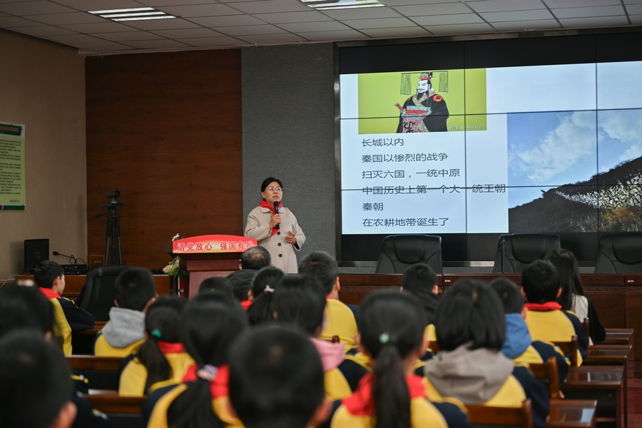高曉梅在新城區(qū)團(tuán)結(jié)小學(xué)講座.jpg