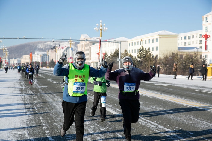 運(yùn)動員們在賽道上盡情狂奔（王鵬） (2).jpg
