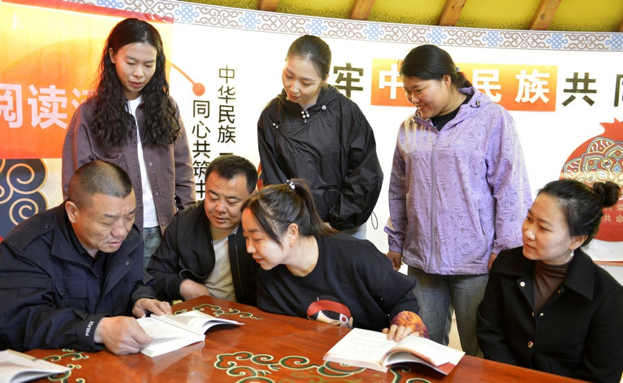 2老年人開(kāi)展閱讀活動(dòng).jpeg